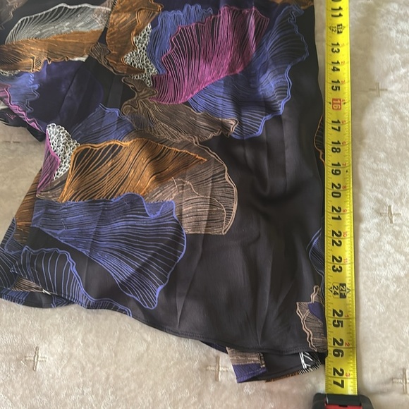 Chicos Woman’s Abstract Print Tie Front Top Size XL 3 Purple Satiny Split Neck - Picture 9 of 12